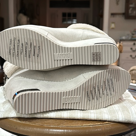 🪧 DKNY Women’s Nadra Faux Fur Wedge Booties in Vanilla Faux Suede, Size 9.5 - Picture 15 of 16